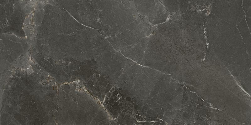 dettaglio piastrella da pavimento e rivestimento in gres porcellanato smaltato lucido effetto marmo della collezione Mito di Paul & Co Ceramiche, formato 60x120, colore Marmo antracite Soveraya Grafite