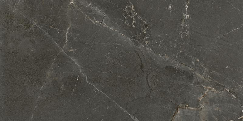 dettaglio piastrella da pavimento e rivestimento in gres porcellanato smaltato lucido effetto marmo della collezione Mito di Paul & Co Ceramiche, formato 60x120, colore Marmo antracite Soveraya Grafite