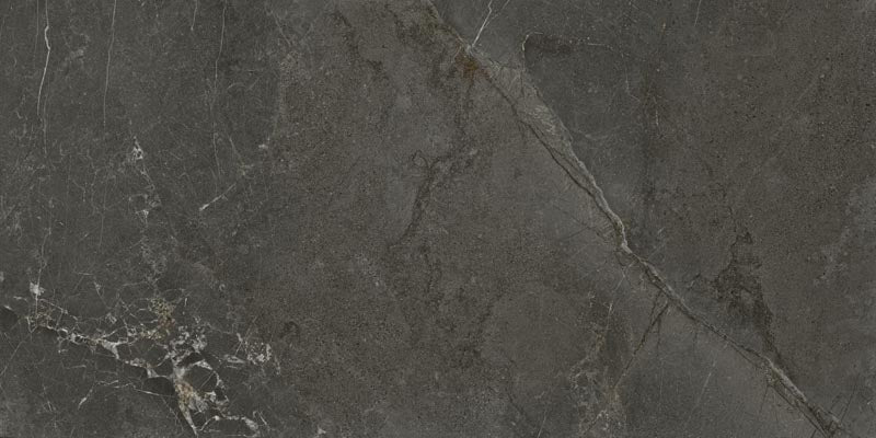 dettaglio piastrella da pavimento e rivestimento in gres porcellanato smaltato lucido effetto marmo della collezione Mito di Paul & Co Ceramiche, formato 60x120, colore Marmo antracite Soveraya Grafite