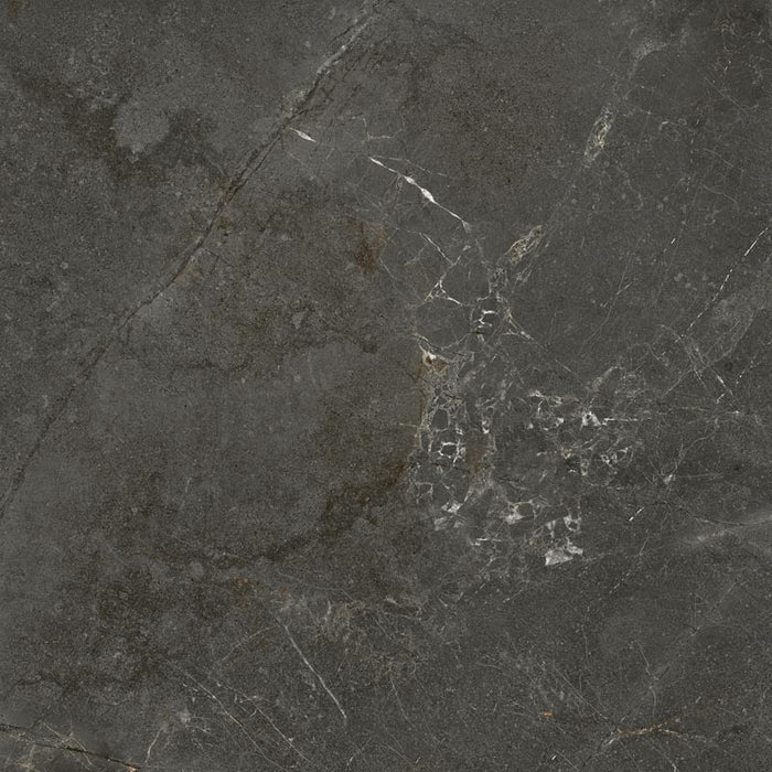 dettaglio piastrella da pavimento e rivestimento in gres porcellanato smaltato lucido effetto marmo della collezione Mito di Paul & Co Ceramiche, formato 60x60, colore Marmo antracite Soveraya Grafite
