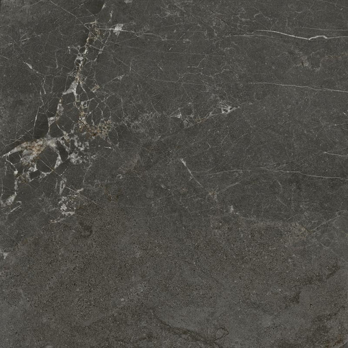 dettaglio piastrella da pavimento e rivestimento in gres porcellanato smaltato lucido effetto marmo della collezione Mito di Paul & Co Ceramiche, formato 60x60, colore Marmo antracite Soveraya Grafite