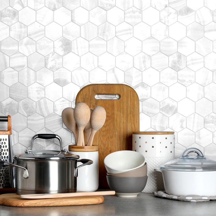 Rivestimento cucina elegante con mosaico in pasta di vetro colore onice bianco. Collezioen Prestige di Dhoorse colore Onyx White formato esagonale
