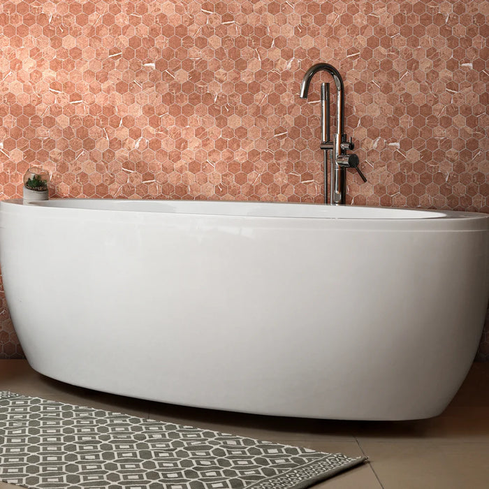 Rivestimento bagno con vasca freestanding, Mosaico su rete esagonale colore rosso verona. Prestige hexagon Rojo alicante di Dhoorse