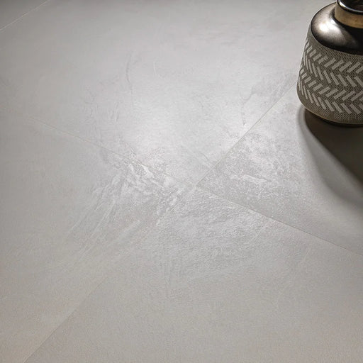 Piastrella gres Multiforma Ghiaccio 90x90 cm Eccentrico, effetto resina opaco.