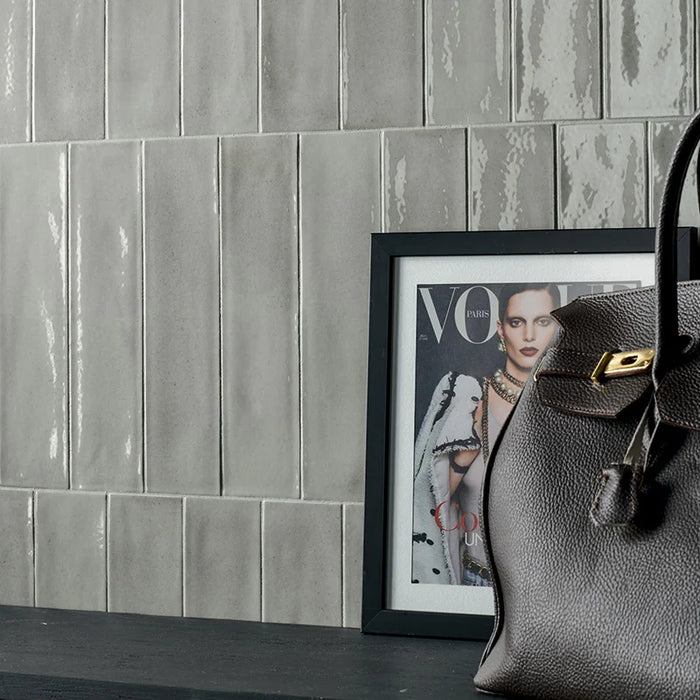 Dettaglio rivestimento in gres porcellanato serie Multiforme 1741 di Marca Corona, effetto mattoncino lucido, formato 7.5x30 cm, Colore Argento