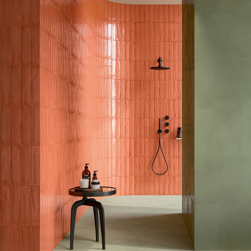 Doccia walk in con rivestimento in gres porcellanato serie Multiforme 1741 di Marca Corona, effetto mattoncino lucido, formato 7.5x30 cm, Colore Corallo