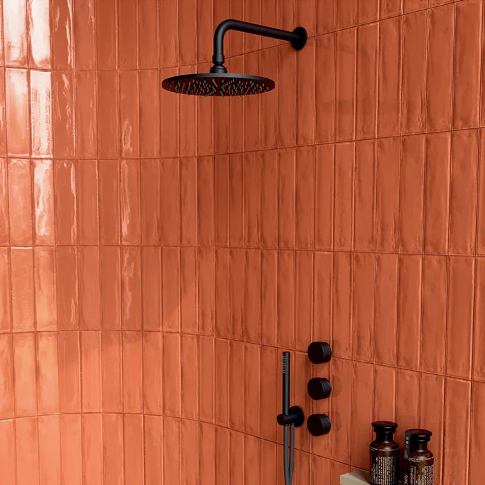 Dettaglio doccia con rivestimento in gres porcellanato serie Multiforme 1741 di Marca Corona, effetto mattoncino lucido, formato 7.5x30 cm, Colore Corallo