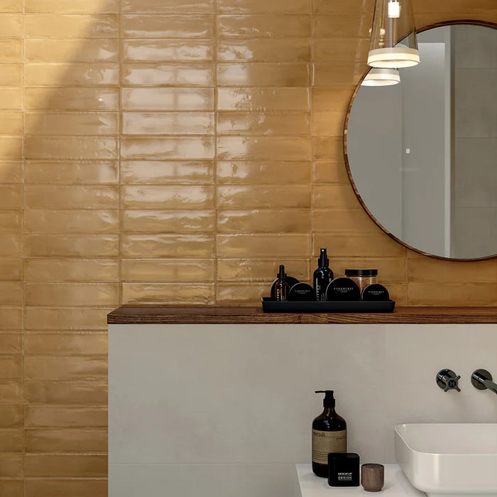 Dettaglio bagno con rivestimento in gres porcellanato serie Multiforme 1741 di Marca Corona, effetto mattoncino lucido, formato 7.5x30 cm, Colore Opale