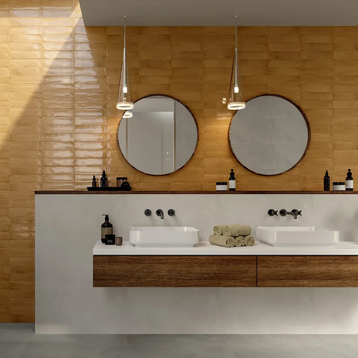 Dettaglio bagno moderno con rivestimento in gres porcellanato serie Multiforme 1741 di Marca Corona, effetto mattoncino lucido, formato 7.5x30 cm, Colore Opale