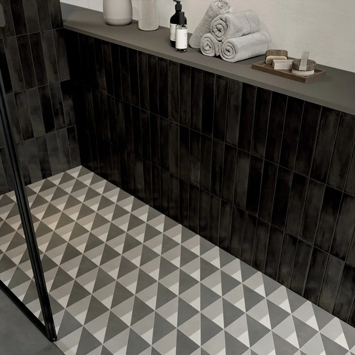 Dettaglio da rivestimento in gres porcellanato serie Multiforme 1741 di Marca Corona, effetto mattoncino lucido, formato 7.5x30 cm, Colore Ossidiana