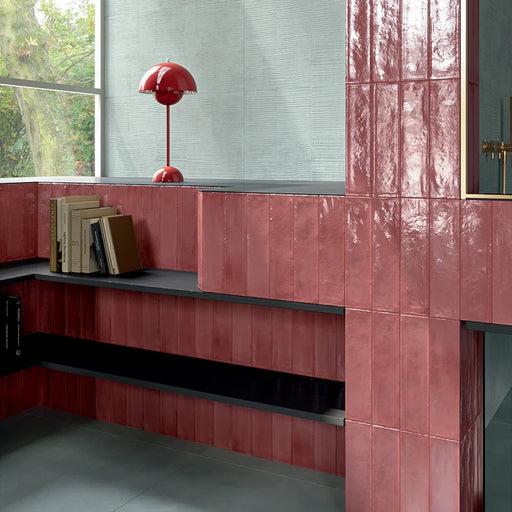 Dettaglio rivestimento in gres porcellanato serie Multiforme 1741 di Marca Corona, effetto mattoncino lucido, formato 7.5x30 cm, Colore Ametista