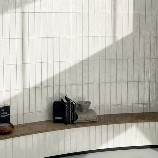 Dettaglio rivestimento in gres porcellanato serie Multiforme 1741 di Marca Corona, effetto mattoncino lucido, formato 7.5x30 cm, Colore Talco