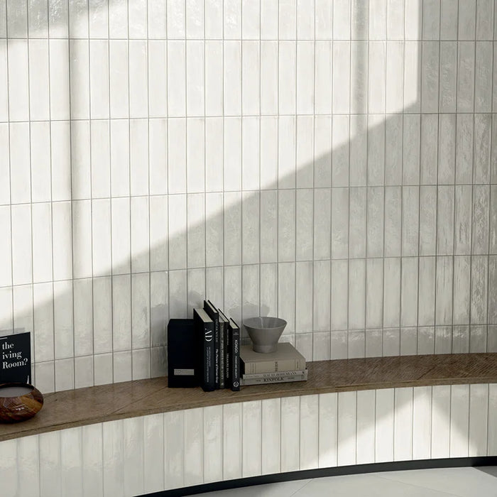 Dettaglio rivestimento in gres porcellanato serie Multiforme 1741 di Marca Corona, effetto mattoncino lucido, formato 7.5x30 cm, Colore Talco