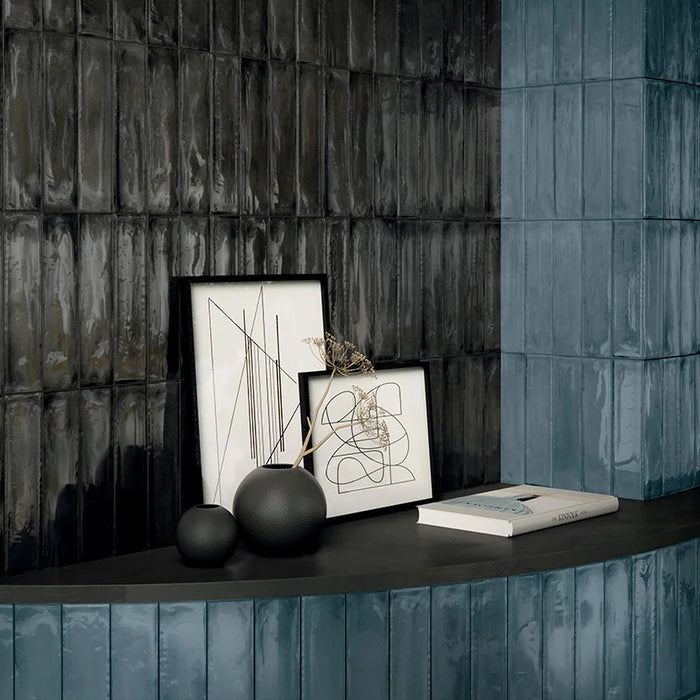 Dettaglio rivestimento in gres porcellanato serie Multiforme 1741 di Marca Corona, effetto mattoncino lucido, formato 7.5x30 cm, Colore Agata