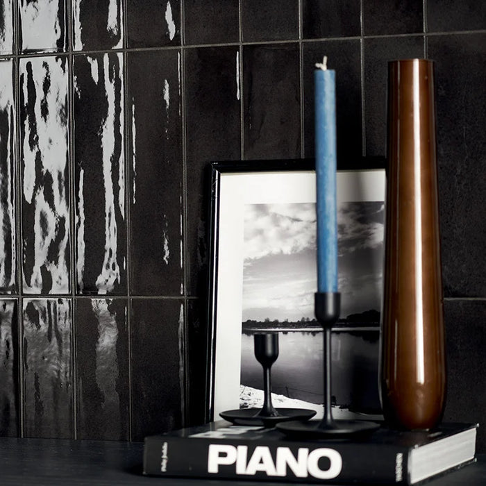 Dettaglio da rivestimento in gres porcellanato serie Multiforme 1741 di Marca Corona, effetto mattoncino lucido, formato 7.5x30 cm, Colore Ossidiana