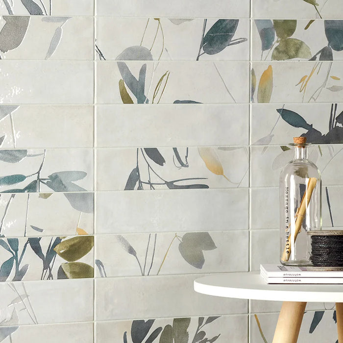 Dettaglio rivestimento bagno in gres porcellanato serie Multiforme 1741 di Marca Corona, effetto mattoncino lucido, formato 7.5x30 cm, Colore Ramage Freddo