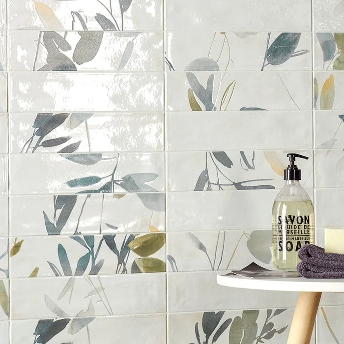 Dettaglio rivestimento bagno in gres porcellanato serie Multiforme 1741 di Marca Corona, effetto mattoncino lucido, formato 7.5x30 cm, Colore Ramage Freddo