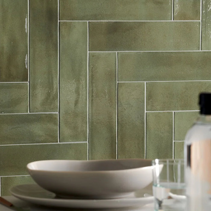 Dettaglio Piastrella da rivestimento in gres porcellanato serie Multiforme 1741 di Marca Corona, effetto mattoncino lucido, formato 7.5x30 cm, Colore Giada