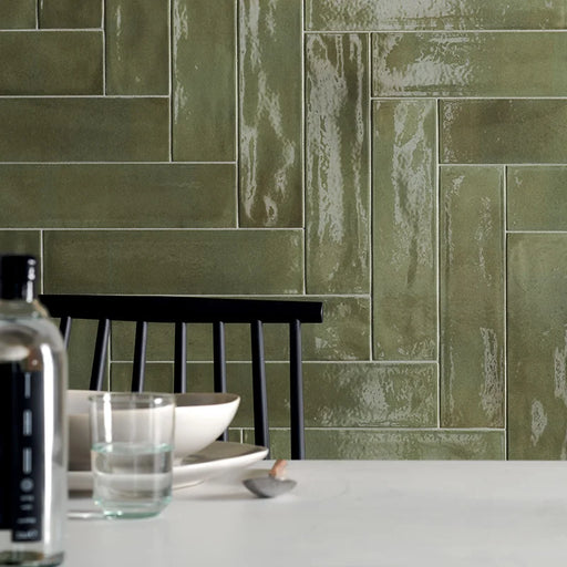 Dettaglio rivestimento cucina in gres porcellanato serie Multiforme 1741 di Marca Corona, effetto mattoncino lucido, formato 7.5x30 cm, Colore Giada