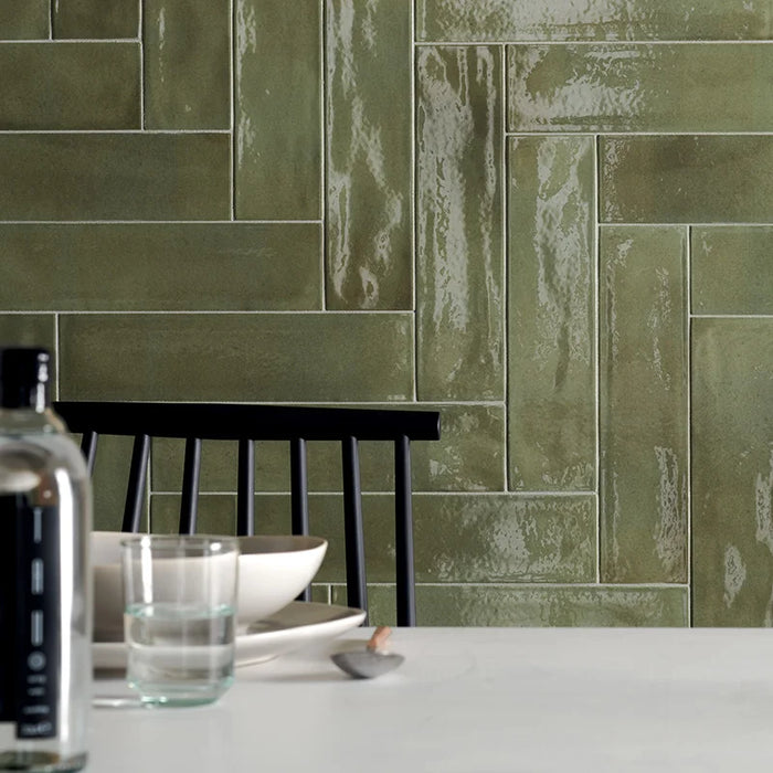 Dettaglio rivestimento cucina in gres porcellanato serie Multiforme 1741 di Marca Corona, effetto mattoncino lucido, formato 7.5x30 cm, Colore Giada