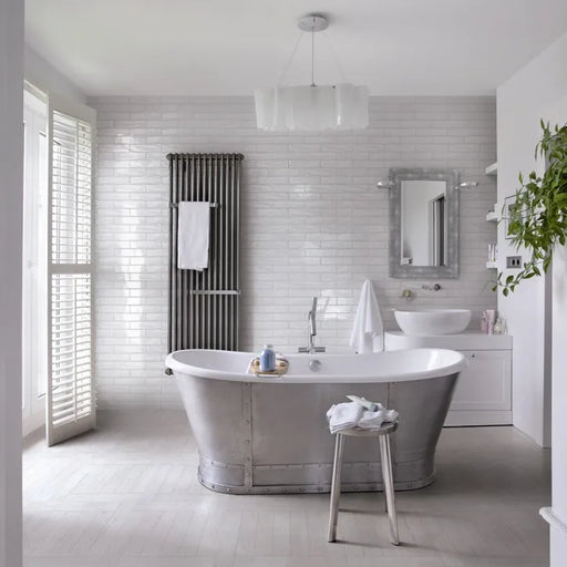 Ambientazione Di un bagno con Decoro a Mattoncino collezione New Yorker di Settecento Ceramica, Bright White 7,5x30