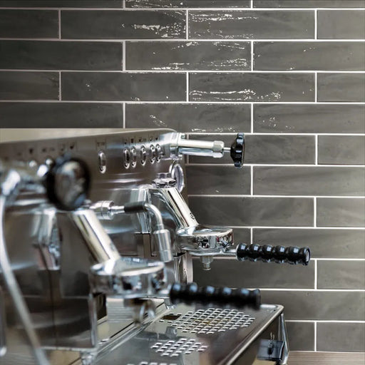 Ambientazione Bar Minimalista con Decoro a Mattoncino collezione New Yorker di Settecento Ceramica, Charcoal 7,5x30