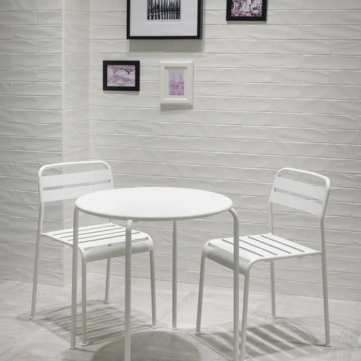Ambientazione di un salotto minimale con Decoro a Mattoncino collezione New Yorker di Settecento Ceramica, Matt White 7,5x30