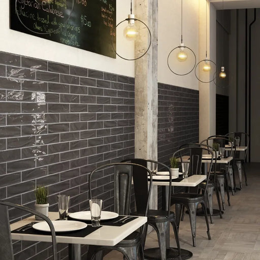 Ambientazione  ristorante moderno e minimalista con Decoro a Mattoncino collezione New Yorker di Settecento Ceramica, Night 7,5x30