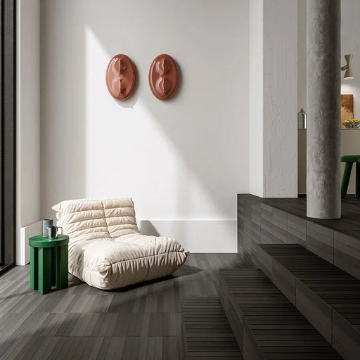 Casa Moderna con Piastrella Gres Neo Intense Grey 4.6x37.5 Eccentrico, effetto mattoncino opaco.