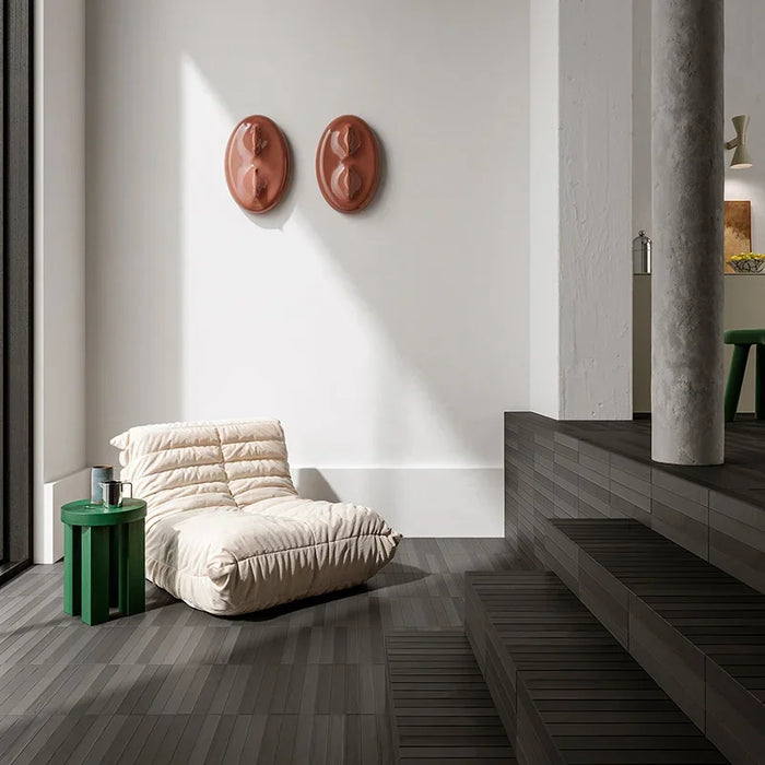 Casa Moderna con Piastrella Gres Neo Intense Grey 4.6x37.5 Eccentrico, effetto mattoncino opaco.