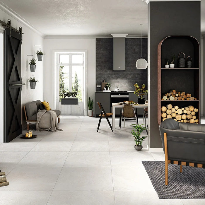 Casa moderna con pavimento in gres porcellanato effetto pietra naturale scandinava della Collezione Nordic Stone di Ceramica Settecento, colore White 80x80