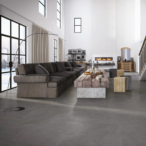Salotto con pavimento in gres porcellanato effetto pietra naturale scandinava della Collezione Nordic Stone di Ceramica Settecento, colore Anthracite 80x80