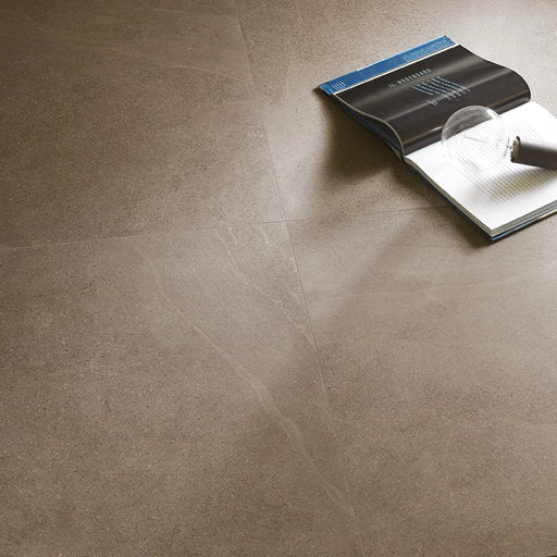 Dettaglio piastrella in gres porcellanato effetto pietra naturale scandinava della Collezione Nordic Stone di Ceramica Settecento, colore Greige 80x80