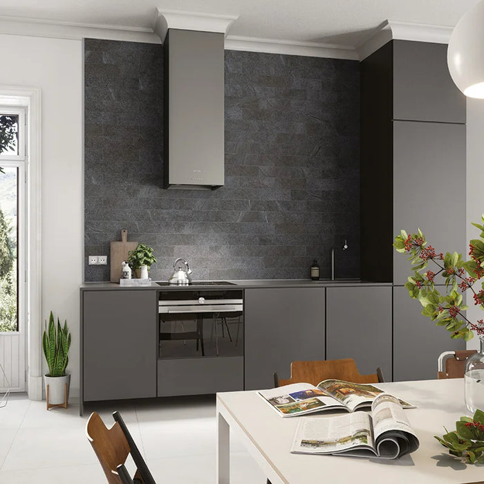 Cucina con rivestimento in gres porcellanato effetto mattoncino in pietra naturale scandinava della Collezione Nordic Stone di Ceramica Settecento, colore Black 10x30