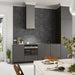 Cucina con rivestimento in gres porcellanato effetto mattoncino in pietra naturale scandinava della Collezione Nordic Stone di Ceramica Settecento, colore Black 10x30