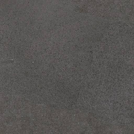 Dettaglio piastrella in gres porcellanato effetto pietra naturale scandinava della Collezione Nordic Stone di Ceramica Settecento, colore Black 60x60