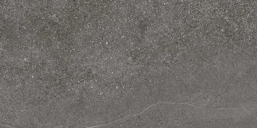 Dettaglio piastrella in gres porcellanato effetto pietra naturale scandinava della Collezione Nordic Stone di Ceramica Settecento, colore Anthracite 30x60
