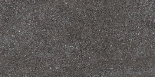 Dettaglio piastrella in gres porcellanato effetto pietra naturale scandinava della Collezione Nordic Stone di Ceramica Settecento, colore Black 30x60
