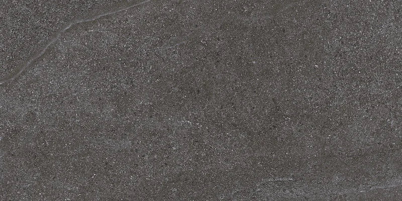 Dettaglio piastrella in gres porcellanato effetto pietra naturale scandinava della Collezione Nordic Stone di Ceramica Settecento, colore Black 30x60