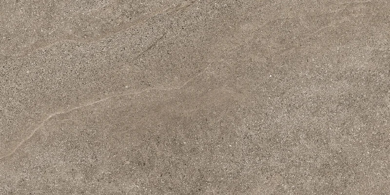 Dettaglio piastrella in gres porcellanato effetto pietra naturale scandinava della Collezione Nordic Stone di Ceramica Settecento, colore Greige 40x80