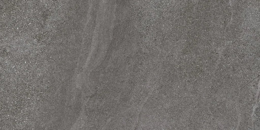 Dettaglio piastrella in gres porcellanato effetto pietra naturale scandinava della Collezione Nordic Stone di Ceramica Settecento, colore Anthracite 40x80