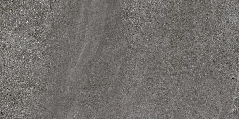 Dettaglio piastrella in gres porcellanato effetto pietra naturale scandinava della Collezione Nordic Stone di Ceramica Settecento, colore Anthracite 40x80
