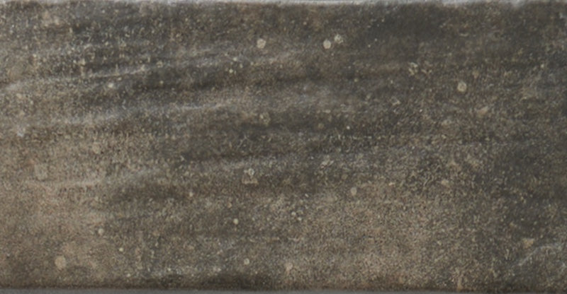 Dettaglio piastrella per pavimento e rivestimento in gres porcellanato effetto cotto opaco 13x25 cm della collezione Recovery Stone, colore Old Brown di Ceramica Rondine