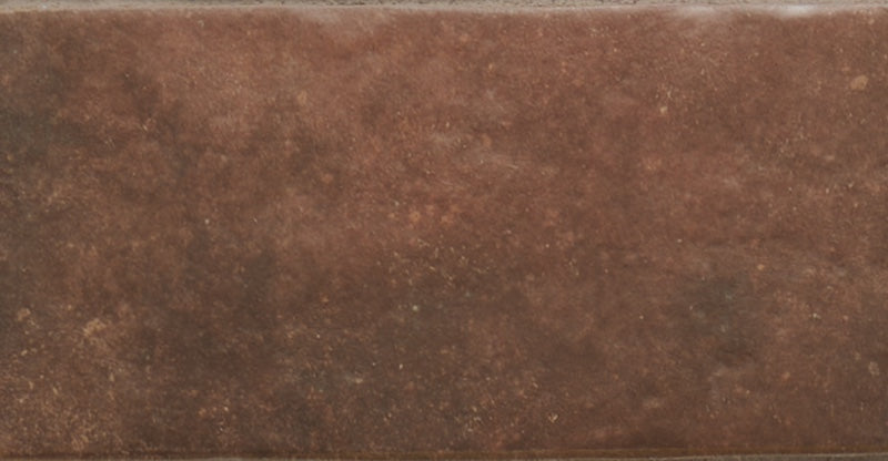 Dettaglio piastrella per pavimento e rivestimento in gres porcellanato effetto cotto opaco 13x25 cm della collezione Recovery Stone, colore Old Red di Ceramica Rondine