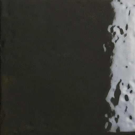 Dettaglio piastrella per rivestimento in gres porcellanato effetto mattoncino lucido Square 16,5x16,5 cm della collezione Oxida, colore Black di Ceramica Settecento