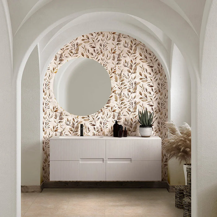 Bagno moderno elegante con rivestimento in bicottura pasta bianca decoro floreale della collezione Oasi di Savoia Italia, formato 33x100 cm, Incanto