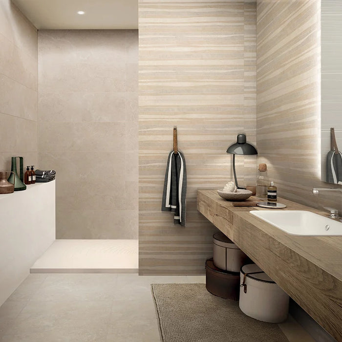 Bagno moderno con rivestimento in bicottura pasta bianca effetto rigato della collezione Oasi di Savoia Italia, formato 33x100 cm, Miraggi