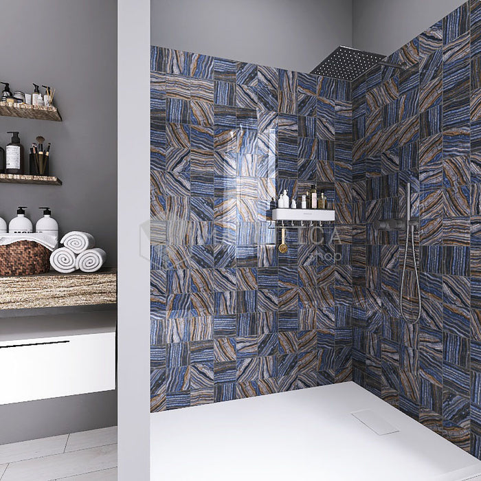 Bagno con rivestimento in doccia walk, gres porcellanato effetto pietra spaziale. Collezione Swimming Pool di Ceramica Valsecchia, formato 15x15, Onyx Blue