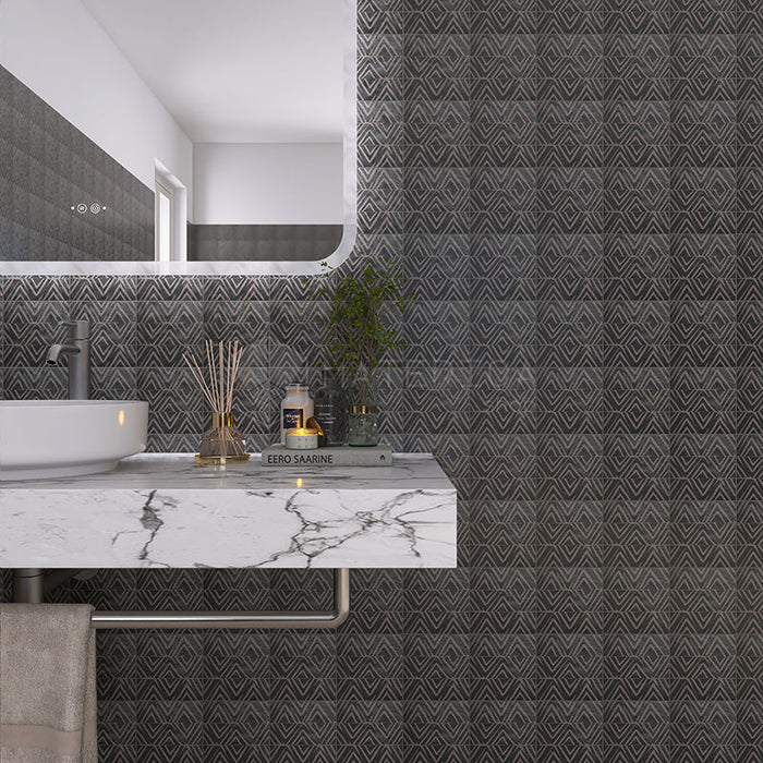 Bagno moderno con rivestimento in gres porcellanato decorata, collezione origini di self style by keradom. decoro dinka 15x15 colore carbon