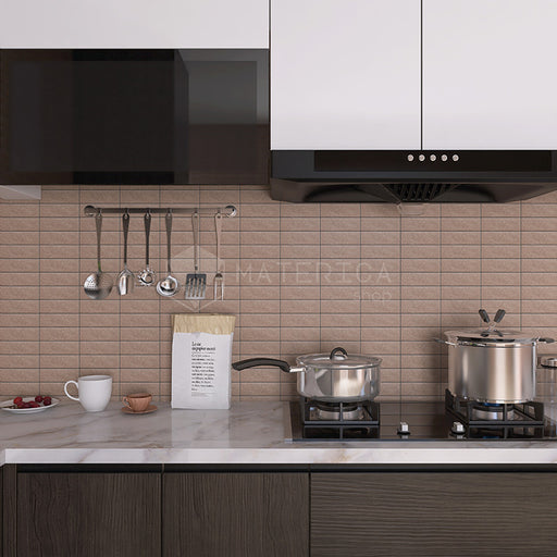 Cucina con rivestimento in gres porcellanato effetto mattoncino della collezione Origini nella colorazione Clay nel formato 5x15 di Self Style by Keradom.